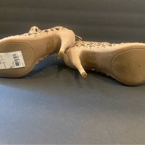 Zigi Soho Women Drift Peep Toe Dress Pumps Tan
Suede.